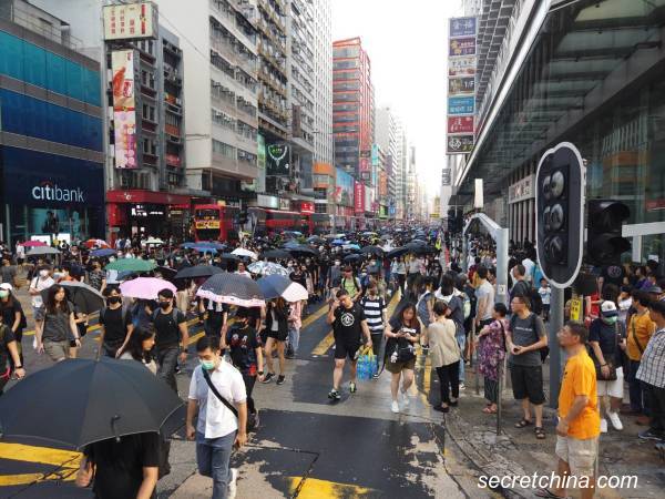 中共统治下，大陆人民没有言论和游行示威权力。图为2019年10月香港网民发起“反禁蒙面法大游行”，九龙尖沙咀现场。