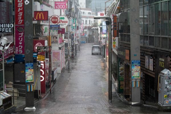 10月12日，东京原宿区竹下街是最拥挤的购物区之一，受台风影响，街道上空无一人。