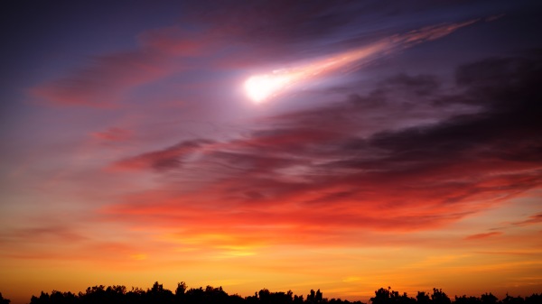 11月7日晚，一颗巨大的陨石划过北欧夜空，让原本漆黑的夜空顿时变成白天。