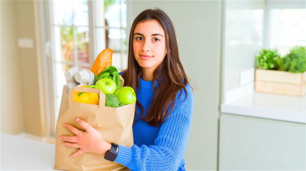 高血压患者要注意预防便秘和避免憋尿，日常应多吃蔬菜水果等高纤维食物。
