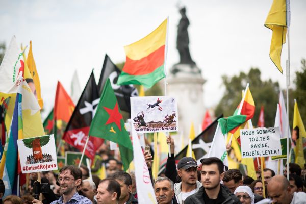 2019年10月12日，人们在巴黎举行支持库德族的抗议示威活动。