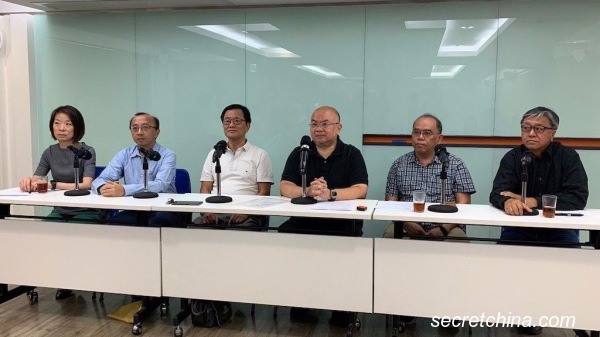 香港八位学者发起联合记者会，呼吁各方保持克制，让公平公正的区议会选举，能顺利如期举行。（图片来源：周秀文／看中国摄影）