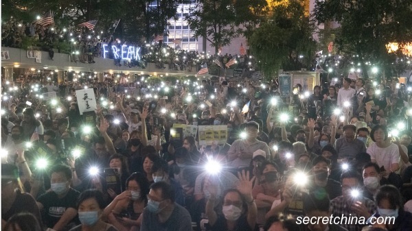 10月15日，逾13万港人集会促请美国国会通过《香港人权与民主法案》。
