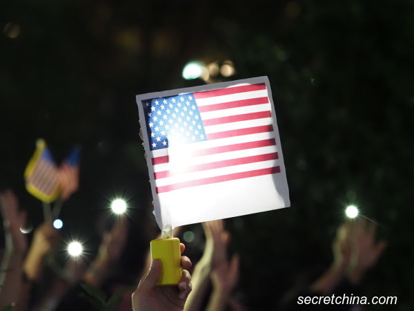 香港民眾舉著象徵自由的美國國旗圖案。