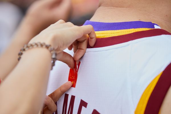 2019年10月12日，洛杉矶湖人队球迷在Lebron James衬衫上的NBA标志上贴了五星旗贴纸，然后参加了中国湖南省深圳的洛杉矶湖人队和深圳布鲁克林篮网队之间的美国国家篮球协会（NBA）季前赛。