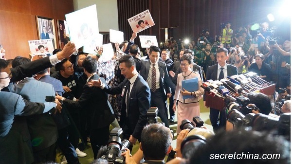 香港特首林郑月娥到立法会宣读施政报告，场内外皆遭到抗议，最终被迫中断，民主派议员促下台，要求回应五大诉求及追究警队滥暴。（图片来源：周秀文／看中国摄影）