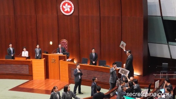 香港特首林鄭月娥到立法會宣讀施政報告，場內外皆遭到抗議，最終被迫中斷，民主派議員促下台，要求回應五大訴求及追究警隊濫暴。（圖片來源：周秀文／看中國攝影）