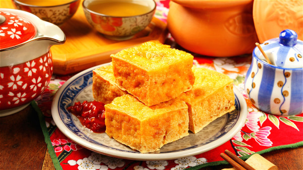 用豆腐腌制到发酵而产生特殊香气，因此称为“臭豆腐”。