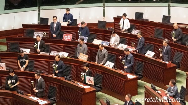 香港民主派立法會議員帶同白花向今次反送中運動犧牲者默哀一分鐘。（圖片來源：周秀文／看中國攝影）