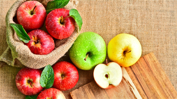 苹果放一阵子会变褐色，只是因为苹果内的多酚氧化酵素氧化的缘故，跟铁氧化一点都没有关系！