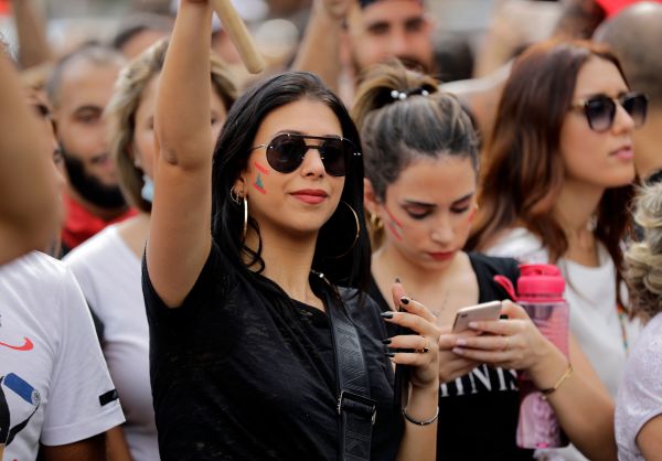 2019年10月18日，黎巴嫩示威者在首都贝鲁特以北的Zouk Mikael举行抗议活动。