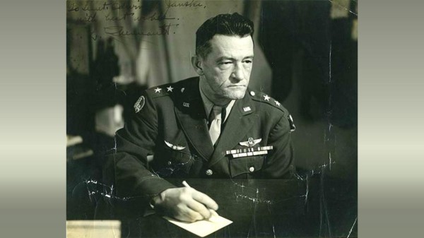 美軍將領陳納德創立美國志願航空隊（飛虎隊）來華助戰，成就一代佳話。