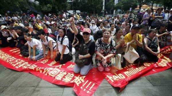 一群中國人在馬來西亞吉隆坡街頭哭訴自己被詐騙