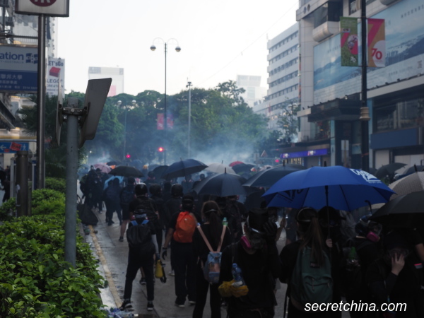 中共建政日70周年當天，香港民眾上街「國殤」大遊行，此外也發起了「十一國殤遍地開花集會」。