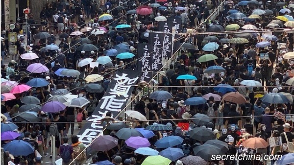 超過十萬香港人在國殤日以不同方式表達對共產黨的不滿。（圖片來源：周秀文／看中國攝影）