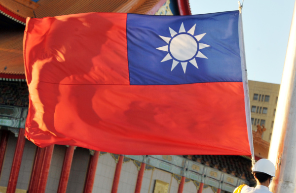 美国参议员克鲁兹近期将推出法案，指示美国务院及国防部准许台湾外交、军方人员在美政府机构内展现国旗、穿制服。