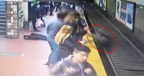 地铁来了：男子突然晕倒将前面女子撞下站台
