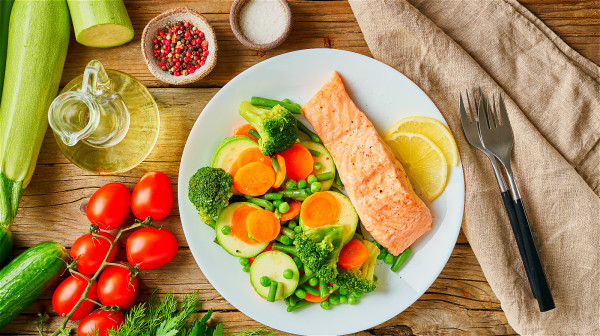 日常合理的膳食要多吃蔬菜和豆类食品，预防直肠癌等疾病的发生。