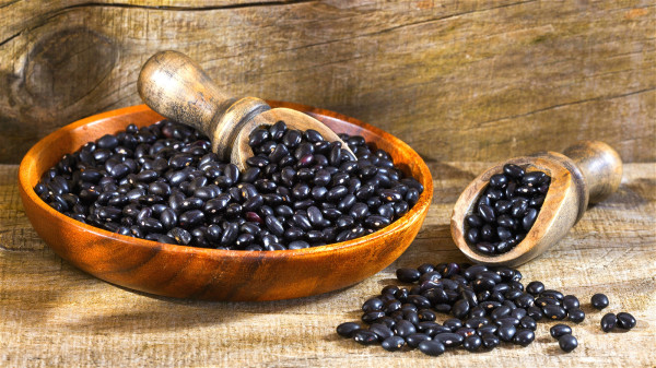 黑大豆味甘性平，可以补肾健脾，是黑发的良药。