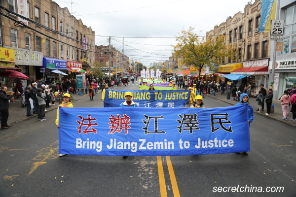 2019年10月20日中午，近千名法轮功学员在纽约第三大华人社区——布碌仑八大道举行盛大游行