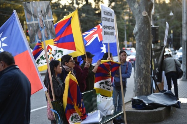 澳大利亚中华民国和藏人雪山狮子旗，远处是五星黑旗。