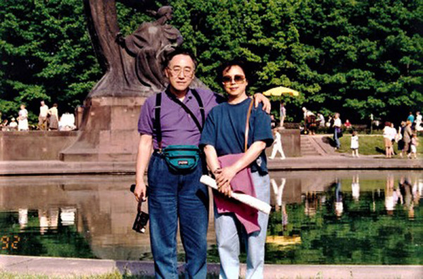旅美退休医师叶思雅（左）与夫人张信惠昔日经常受邀到欧洲演讲，抽空出席古典音乐会，图为1992年到波兰开会时，在华沙的萧邦公园合影。