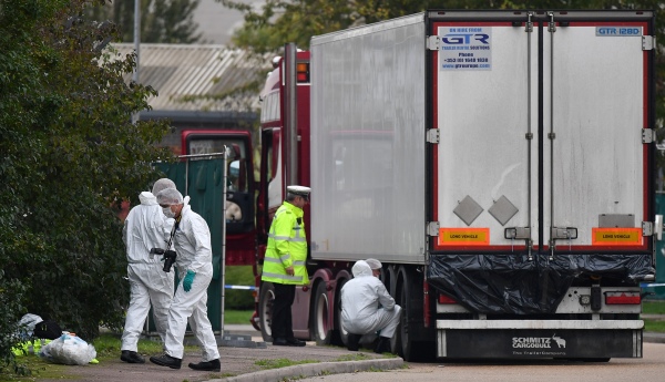2019年10月23日，英國警方法醫人員在檢查倫敦東部格雷斯的沃特萊德工業園貨車內發現的39具屍體。
