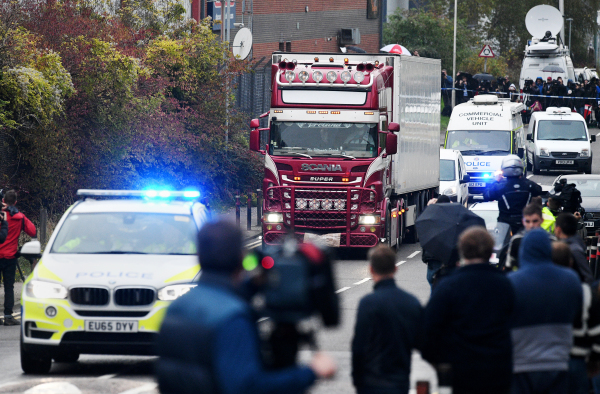 2019年10月23日，英国警方法医人员在检查伦敦东部格雷斯的沃特莱德工业园货车内发现的39具尸体。