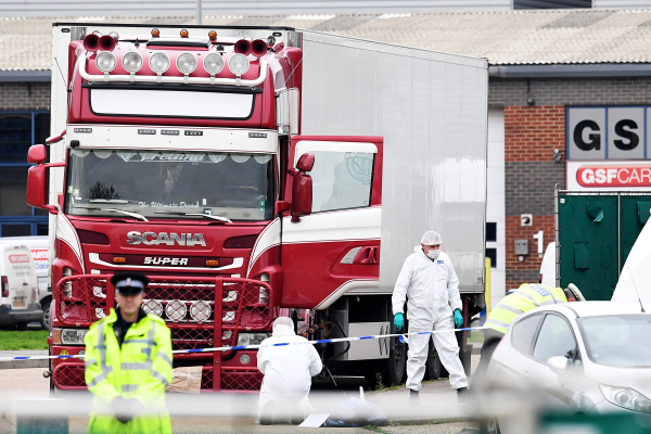 10月23日，现年25岁冷冻货柜车司机罗宾森（Maurice Robinson）驾驶的冷冻货柜车在艾塞克斯（Essex）普尔弗利特港（Purfleet）被发现39名中国人尸体。图为冷冻货柜车。
