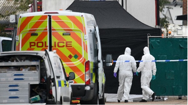 2019年10月23日，英國警方法醫人員在檢查倫敦東部格雷斯的沃特萊德工業園貨車內發現的39具屍體