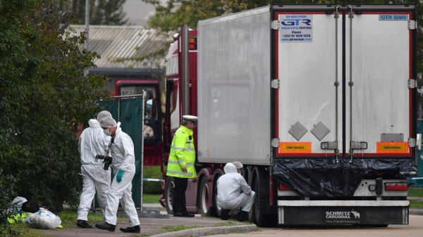 2019年10月23日，英国警方法医人员在检查伦敦东部格雷斯的沃特莱德工业园货车内发现的39具尸体