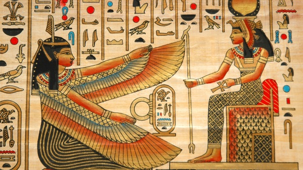 古埃及的妇女非常爱美，几乎人人都佩戴饰品。