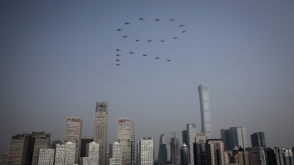 北京「十一」閱兵軍機表演。