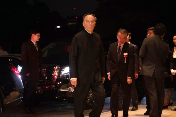 图为王岐山在2019年10月22日在东京参加日王德仁的即位典礼