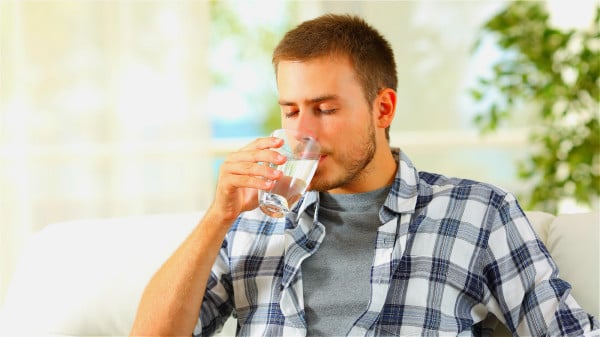 寿命短的男人，喝水后会出现4个异常的信号。