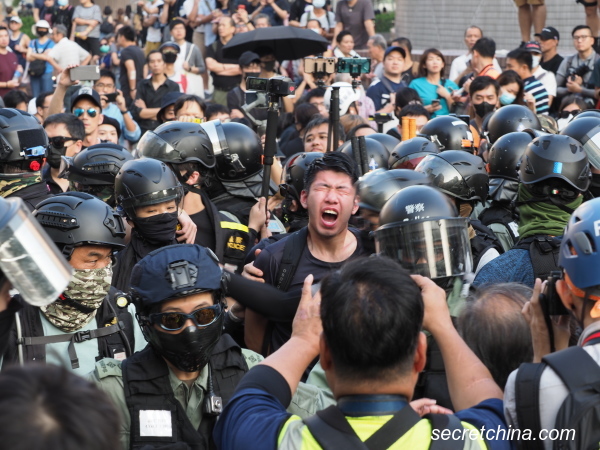 香港警察抓捕示威者