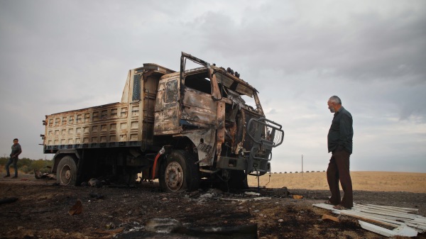 伊斯兰国组织发言人阿布·哈桑·穆哈吉尔（Abu Hassan al-Muhajir）在叙利亚北部北部村庄亚拉布卢斯（Arab al-Bayda）附近的一次突袭中被杀。图为叙利亚当地人在一辆被摧毁的卡车附近。（AAREF WATAD/AFP/Getty Images）