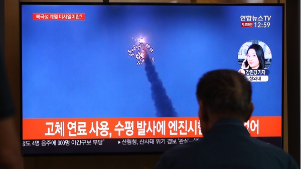朝鲜星期三早上从朝鲜江原道元山北部一带向半岛东部海域方向发射一枚弹道导弹（图片来源：Chung Sung-Jun/Getty Images）
