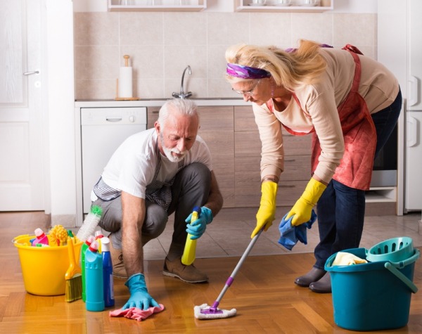 打扫房间可以享受家庭的温暖，尤其对老人身心健康有积极影响。
