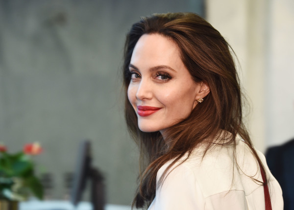 強沃特的女兒為知名影星安潔莉娜·裘莉（Angelina Jolie）。
