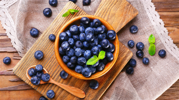 蓝莓含有大量的花青素，可以对眼睛起到保护的作用。