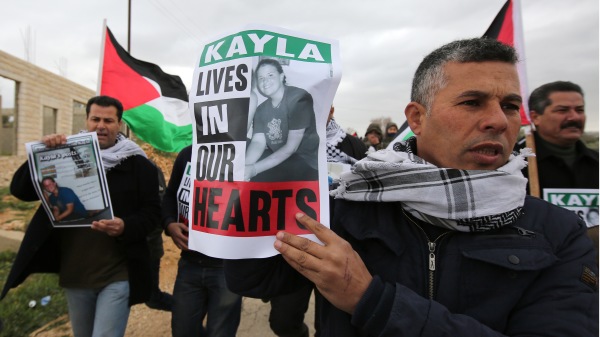 巴勒斯坦的抗议者手持凯拉的照片抗议伊斯兰国的恐怖主义活动。（图片来源：ABBAS MOMANI/AFP/Getty Images）