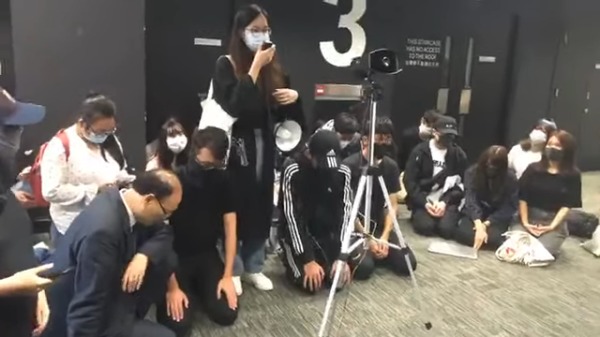 香港公開大學學生下跪請求校方為被捕學生提供援助。
