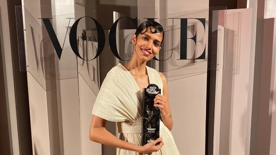 這位年僅27歲的印度裔超模普賈莫爾（Pooja Mor）出席了一場由《時尚》（Vogue）雜誌所舉辦的年度女性頒獎禮，接受「2019年度青年最佳成就獎」的表揚，她在致獲獎詞中，親揭中共侵害人權的真相。