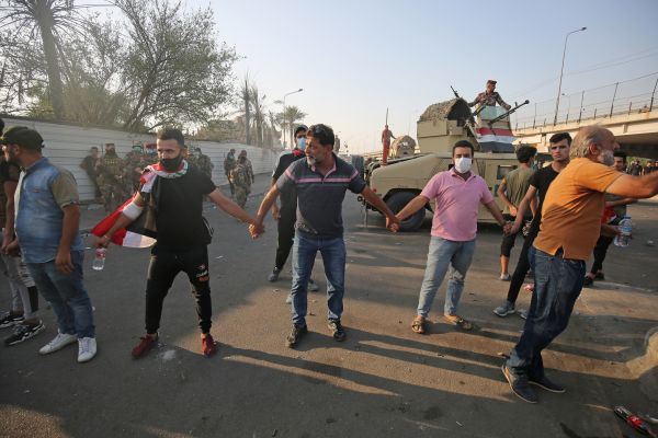 2019年10月3日，伊拉克首都巴格達中央Tayeran廣場舉行的反對腐敗的示威遊行中，伊拉克示威者牽手組成人鏈。