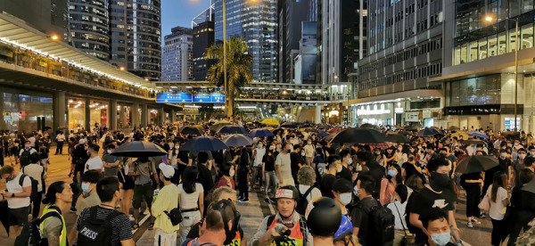 香港行政長官林鄭月娥今日宣布實施《禁蒙面法》之後，香港多地區出現戴著口罩的示威者聚集抗議。
