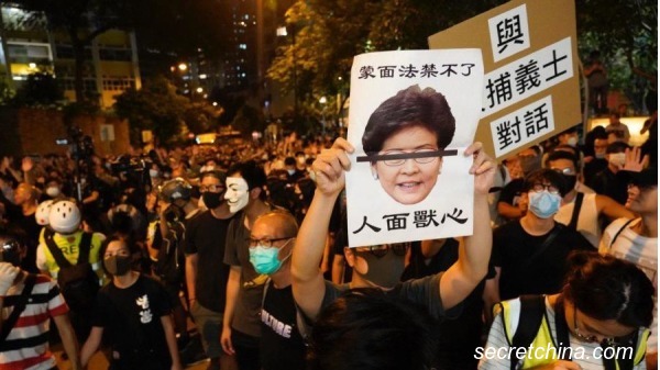 香港《禁蒙面法》颁布时，引发许多港民强烈反对。
