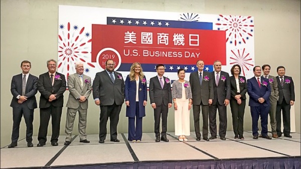 经济部与外贸协会昨共同主办美国商机日，经济部政务次长王美花（右7）、贸协董事长黄志芳（左6）、美国在台协会处长郦英杰（右6）出席。