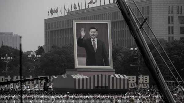 中共建政70周年阅兵，游行队伍抬着习像行进。