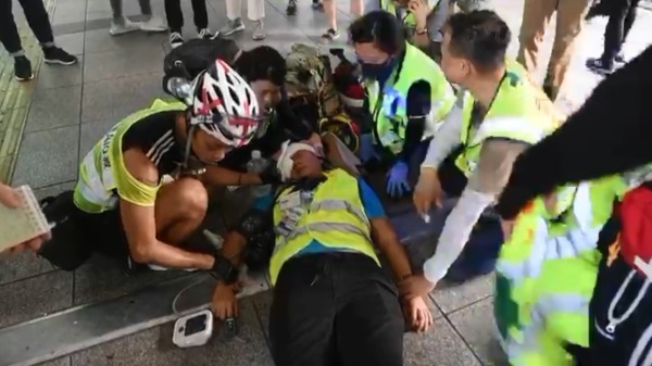 在“929全球反极权大游行”期间右眼中枪的印尼女记者，澄清伤势好转是假新闻，并表示“我的心与香港人同在”，还期望不再有人受同类创伤。